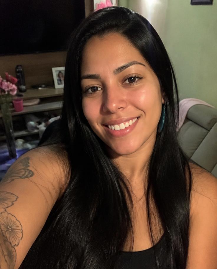 Selfie original tirada em casa, com fundo desorganizado