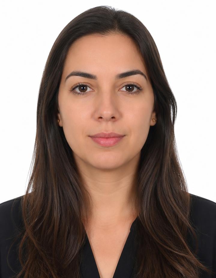 Foto preparada no padrão para documentos, com fundo branco e rosto centralizado